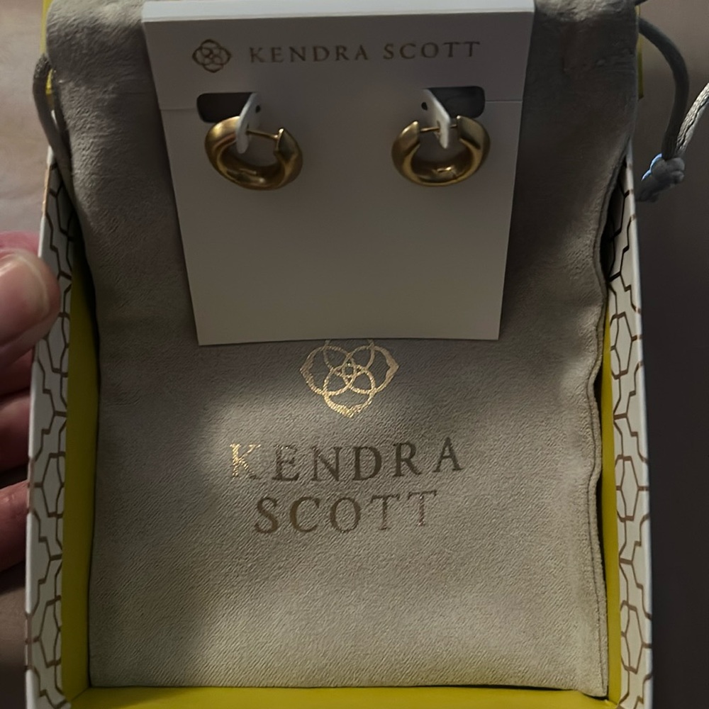 Kendra Scott Mikki Huggie Earring Vintage Gold Medal Earrings